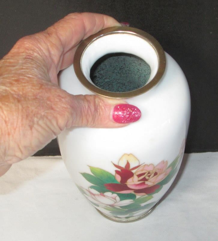 Vintage 7.5″ Japanese Vase – White with Pink & Red Roses – Unknown Maker