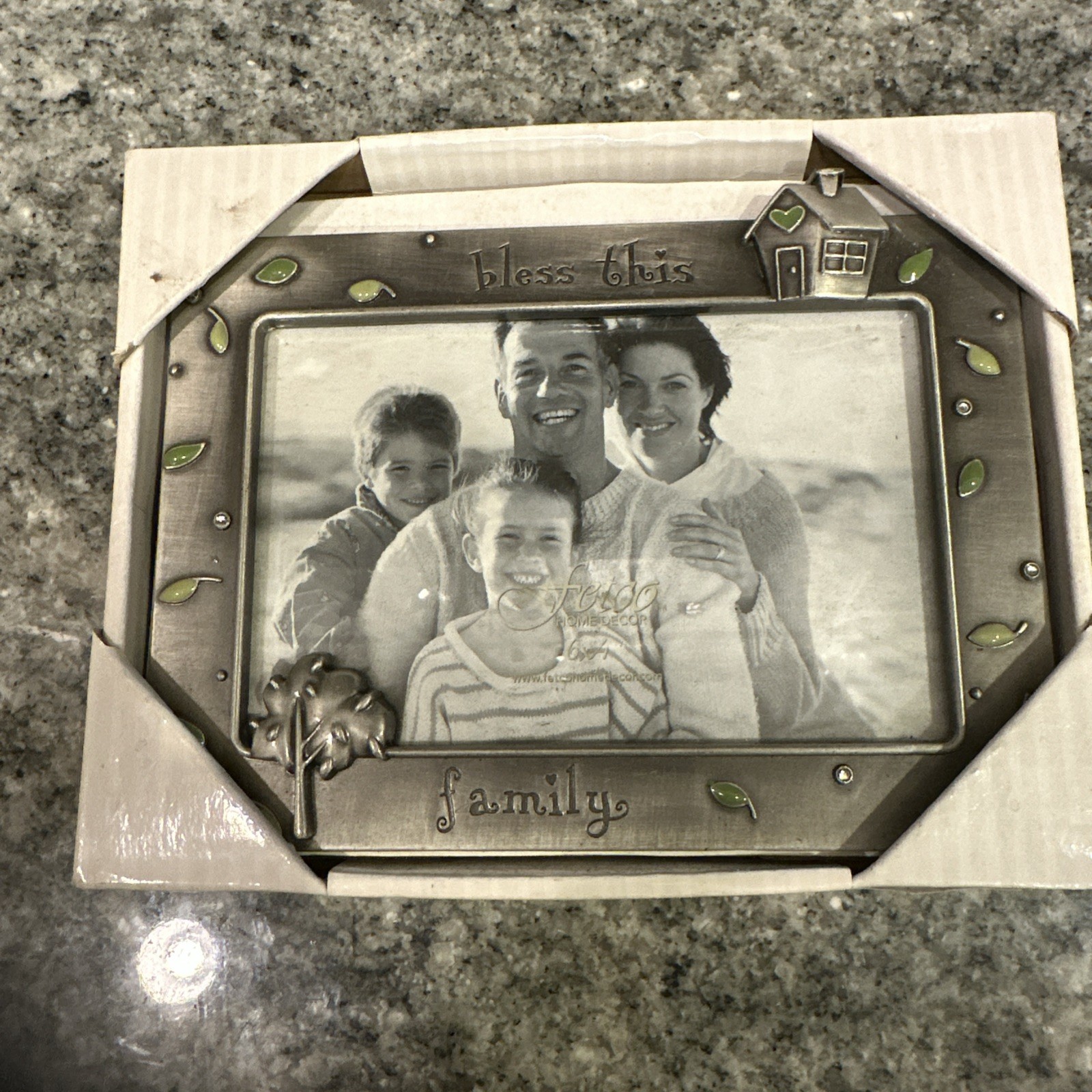 Metal picture frame for a Family Photo, 6 x 4 inches, Fetco Home Decor NIB