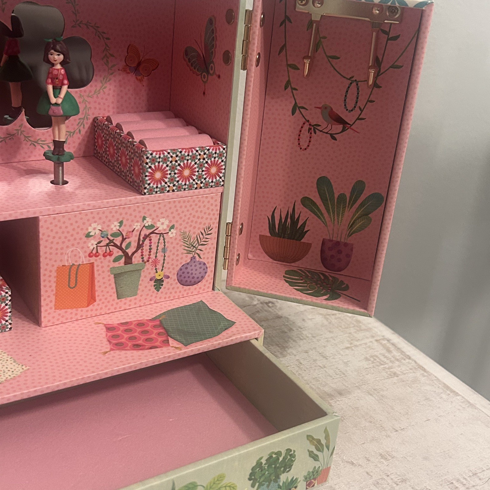 DJECO Musical Jewelry Box for Kids, Multiple Compartments, Enchanting Music