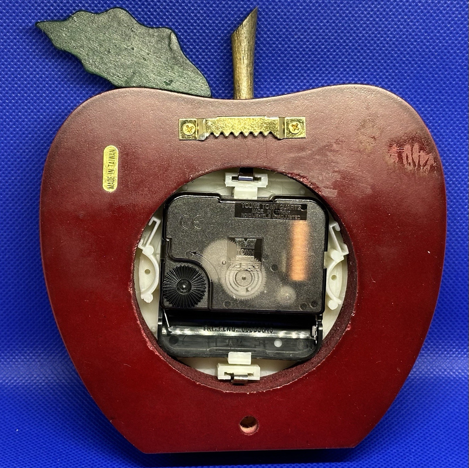 apple wall clock 5”x6” Quartz Tested