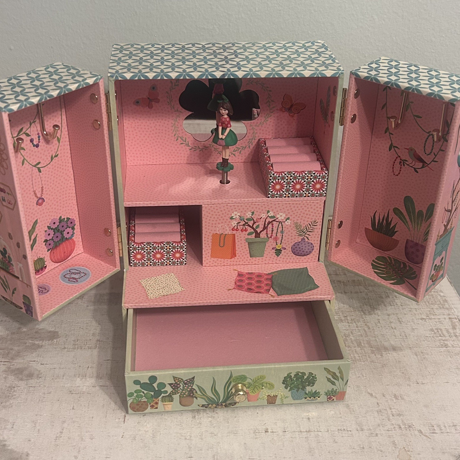 DJECO Musical Jewelry Box for Kids, Multiple Compartments, Enchanting Music