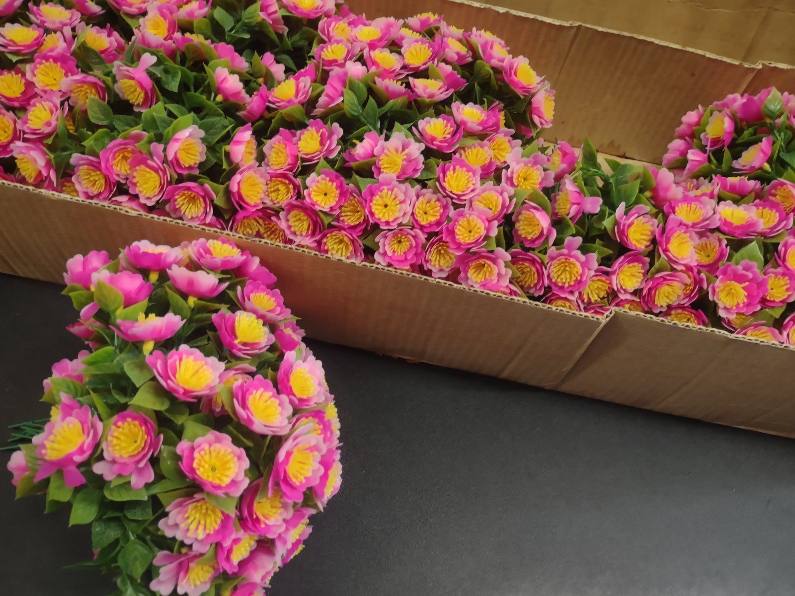 144 Pieces: 1960s Vintage Plastic Daisy Flowers, Pink, 7″ 5 Blooms Per Stem