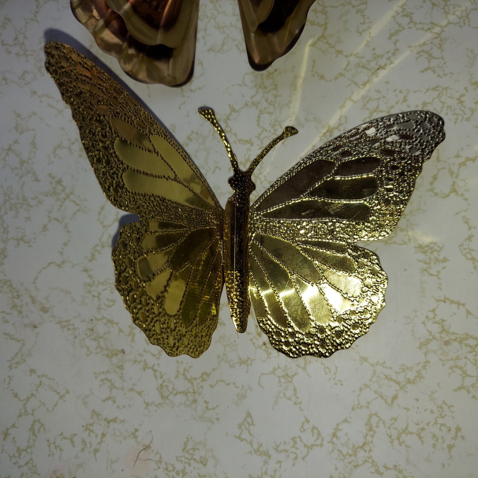 4 VINTAGE METAL WALL ART BUTTERFLIES LARGE AND SMALL, PRETTY AND READY TO HANG
