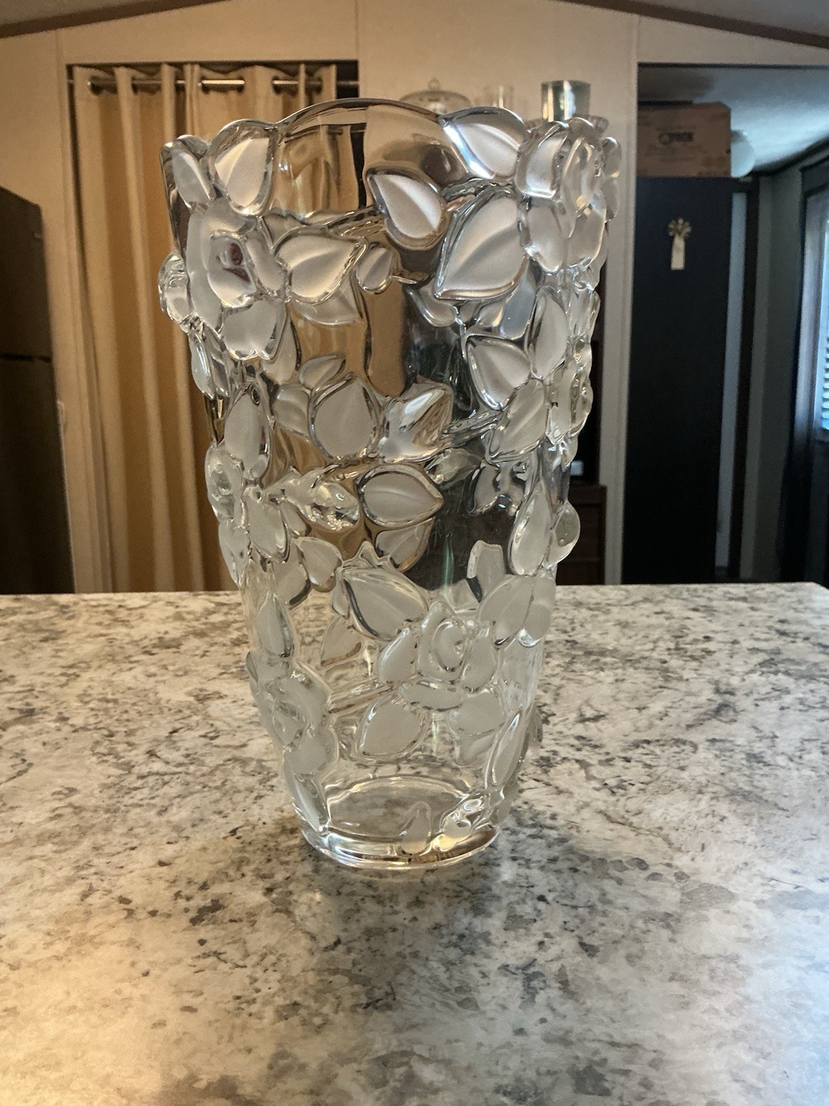 VTG Vase Thick Clear Crystal Glass Floral Motif 10″ Heavy Elegant