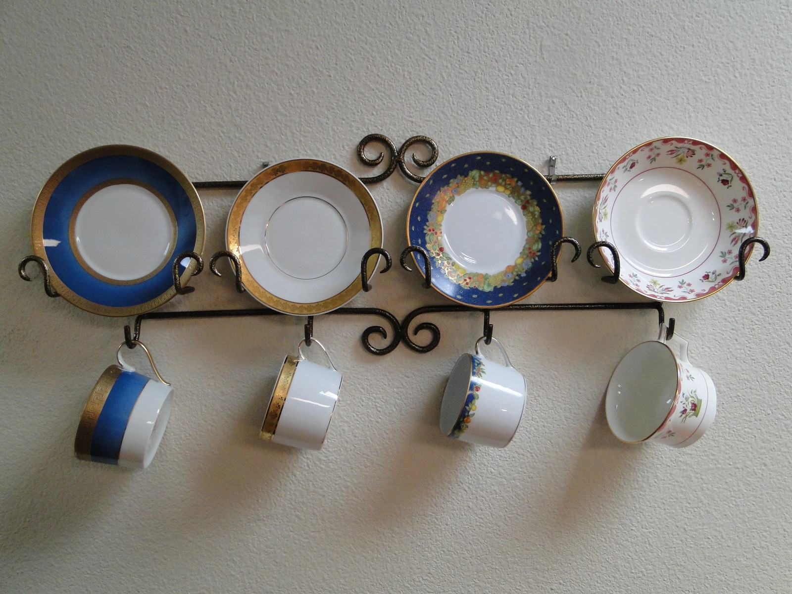 Bard’s Horizontal Antique Gold Metal Display Rack for Four Cup & Saucer Sets 26″