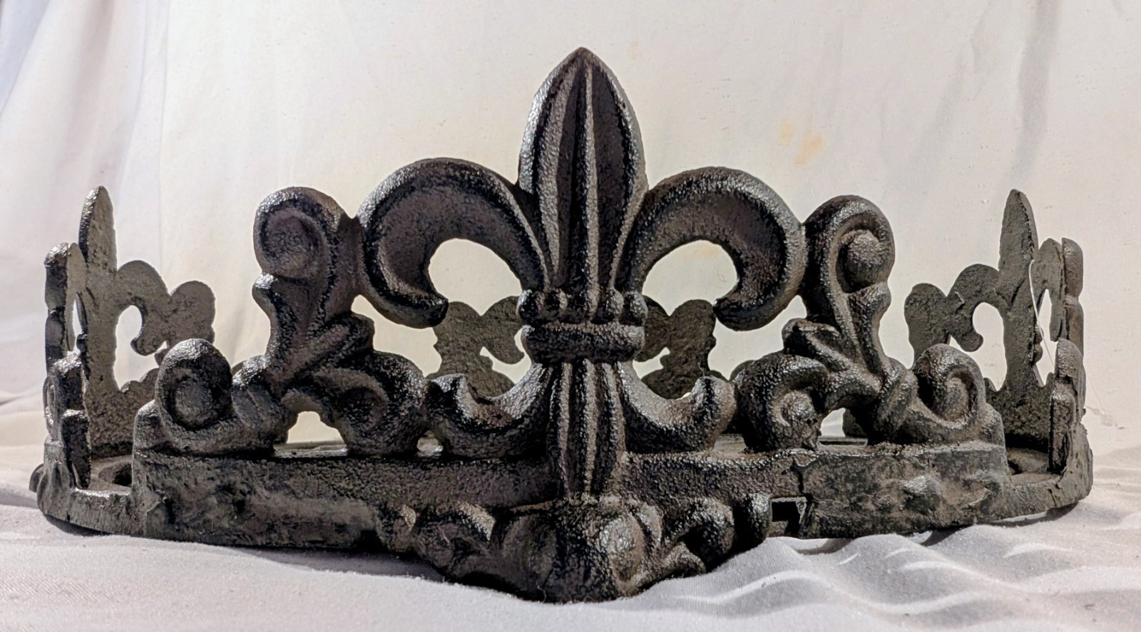 Wrought Iron Plate Charger Holder 12.5″ – Heavy Metal Scalloped Base