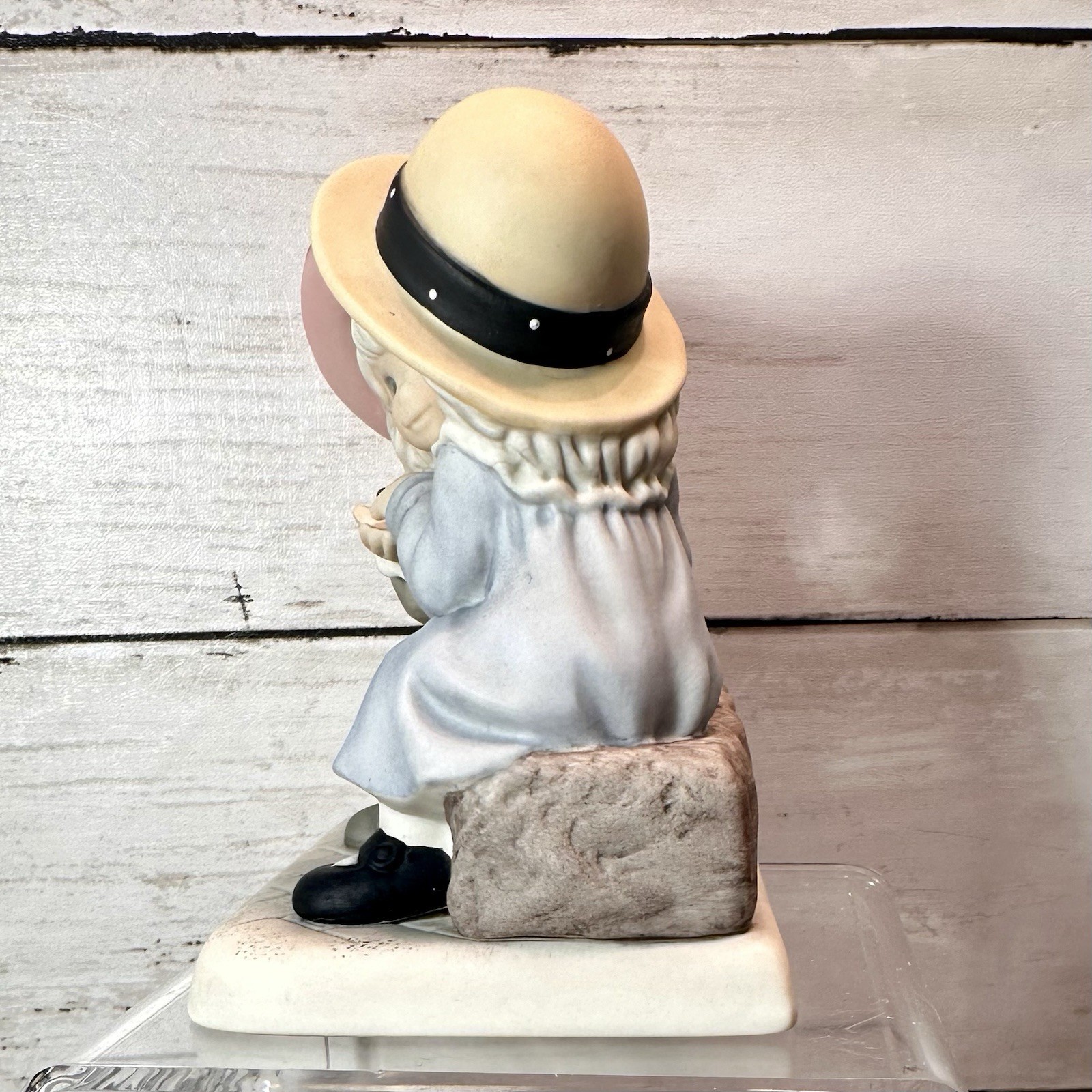 Pretty As A Picture “The Ring” NBM Bahner Studios Figurine 2001 Enesco
