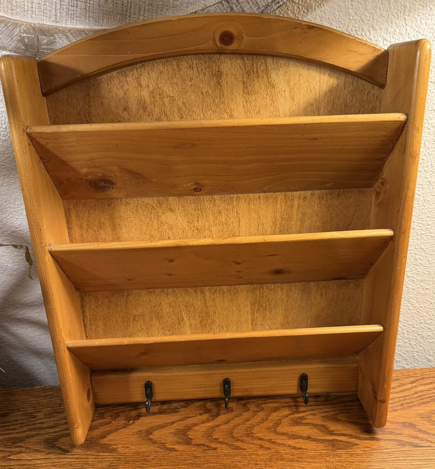 VTG Wooden Mail Organizer Wall Mount Pine Letter Bill Holder Rack w/ 3 Key Hooks