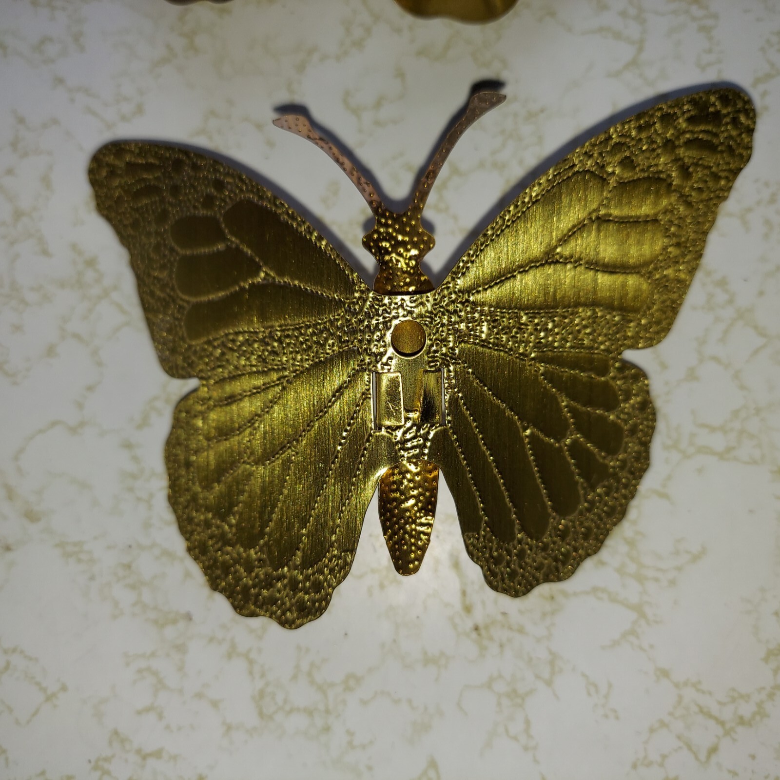 4 VINTAGE METAL WALL ART BUTTERFLIES LARGE AND SMALL, PRETTY AND READY TO HANG