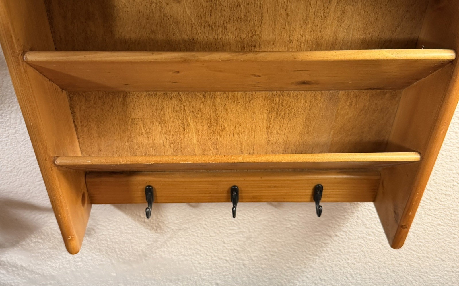 VTG Wooden Mail Organizer Wall Mount Pine Letter Bill Holder Rack w/ 3 Key Hooks