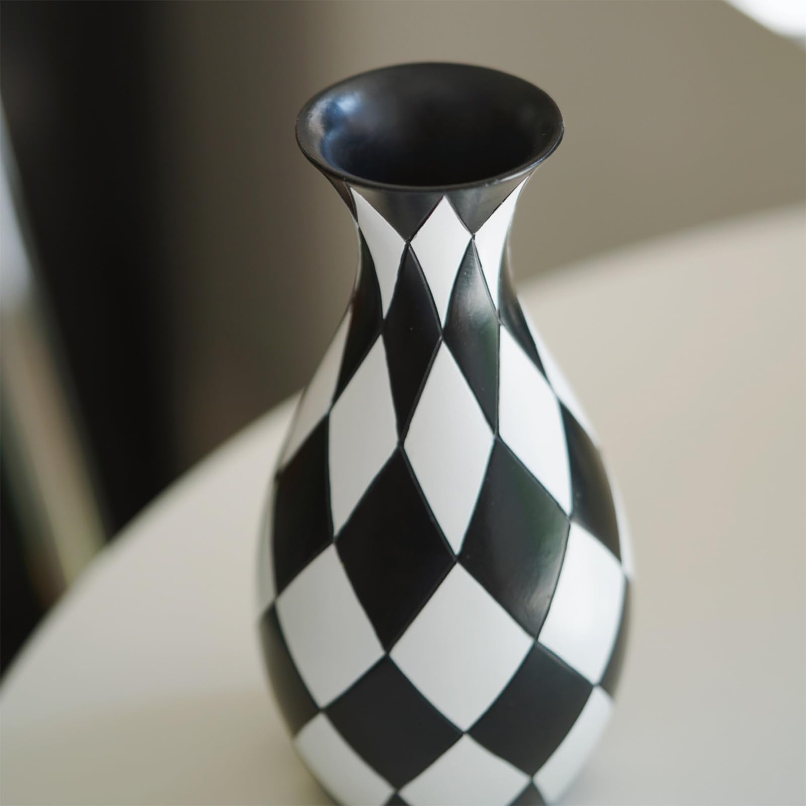Modern Black and White Checkered Flower Vase – Stylish Decorative Vase | Table