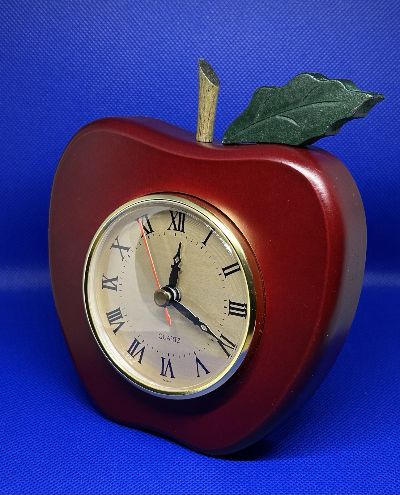 apple wall clock 5”x6” Quartz Tested