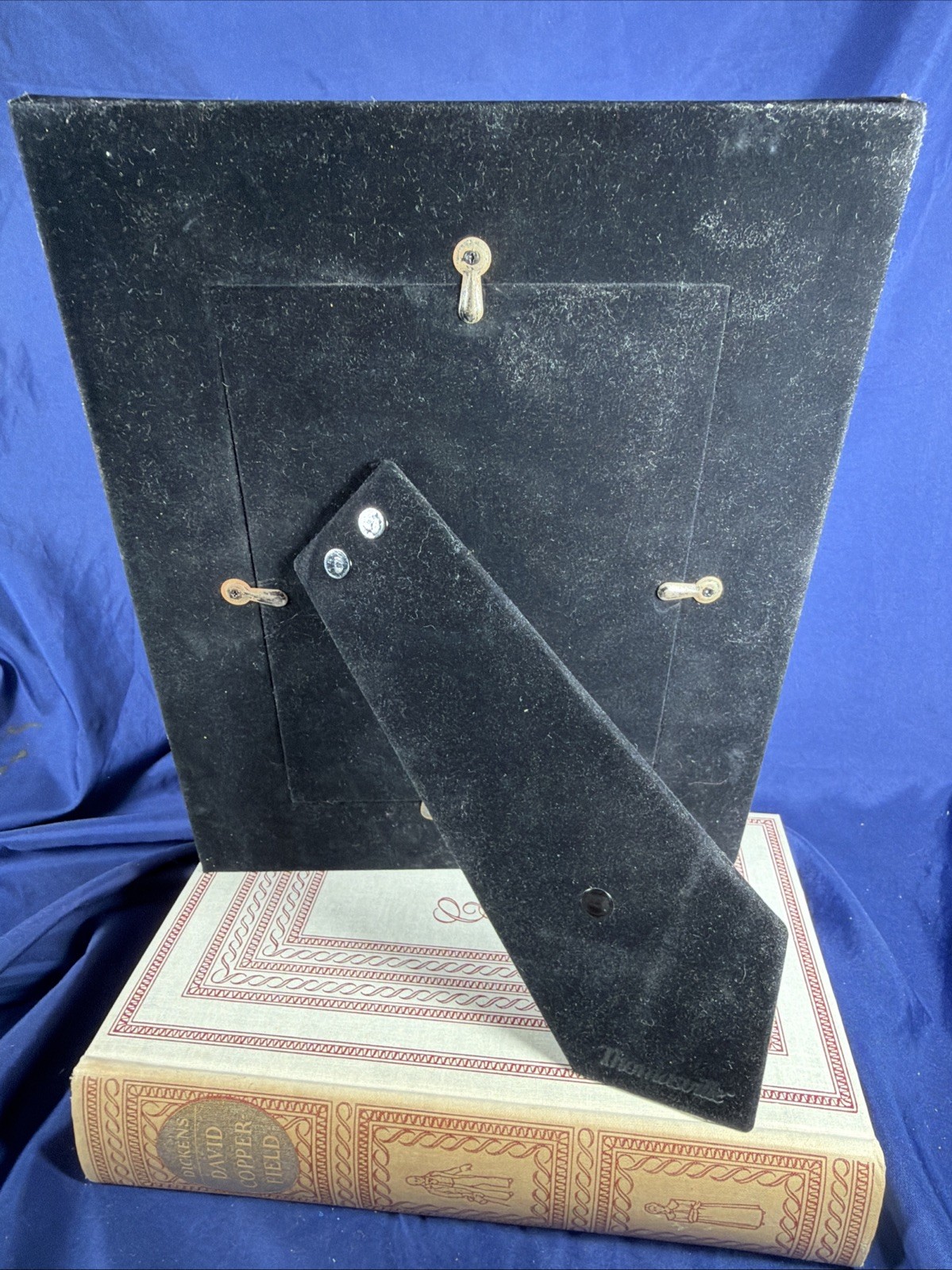 Thomasville Embossed Genuine Leather Picture Frame 9×11″ Easel Fits 5×7″ Photo