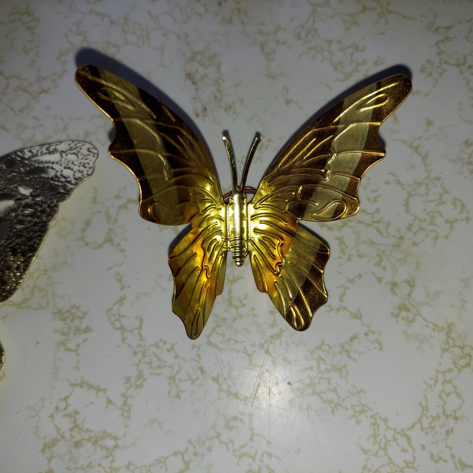 4 VINTAGE METAL WALL ART BUTTERFLIES LARGE AND SMALL, PRETTY AND READY TO HANG