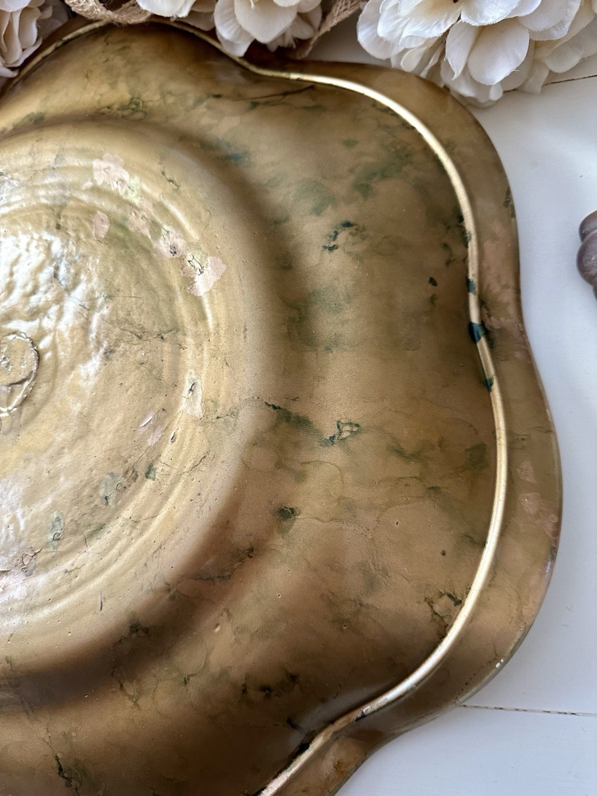 Large Gold/Mottled Brown Decorative Glass Charger Plate with Ornate Metal Stand