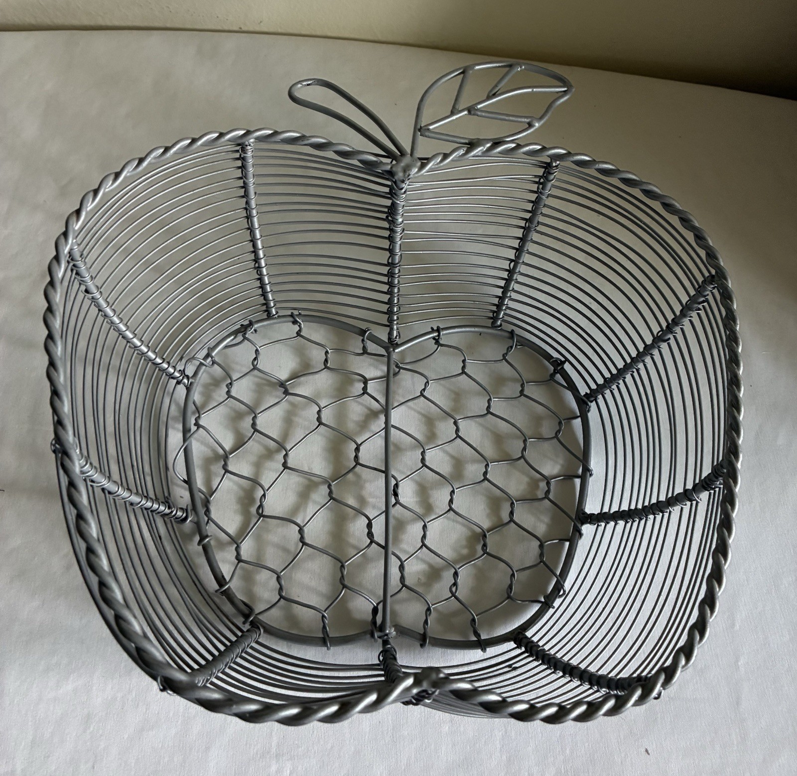 Apple Shaped Fruit Basket Metal Wire Fruit Bowl Or Wall Hanging HEAVY WIRE 10″