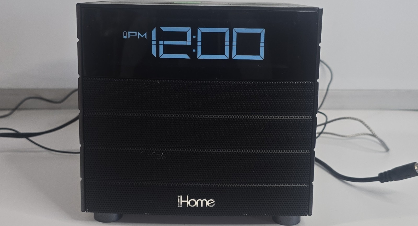 iHome HBN21 Bluetooth AM/FM Digital Clock Radio w/ USB Charging, Snooze, Dimmer