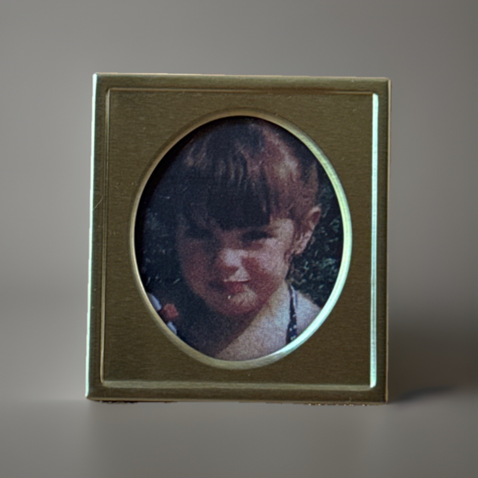 VINTAGE MINI STANDING GOLD TONE PHOTO GLASS PICTURE FRAME PATA MCM OVAL 1.5×1.5”