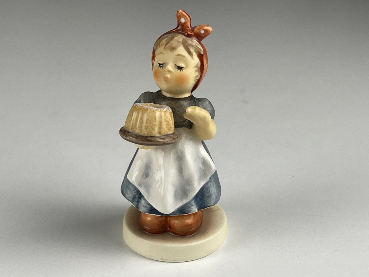 Hummel Figurine 2271 Baker’s Woman 8cm. 1 choice. Excellent condition.