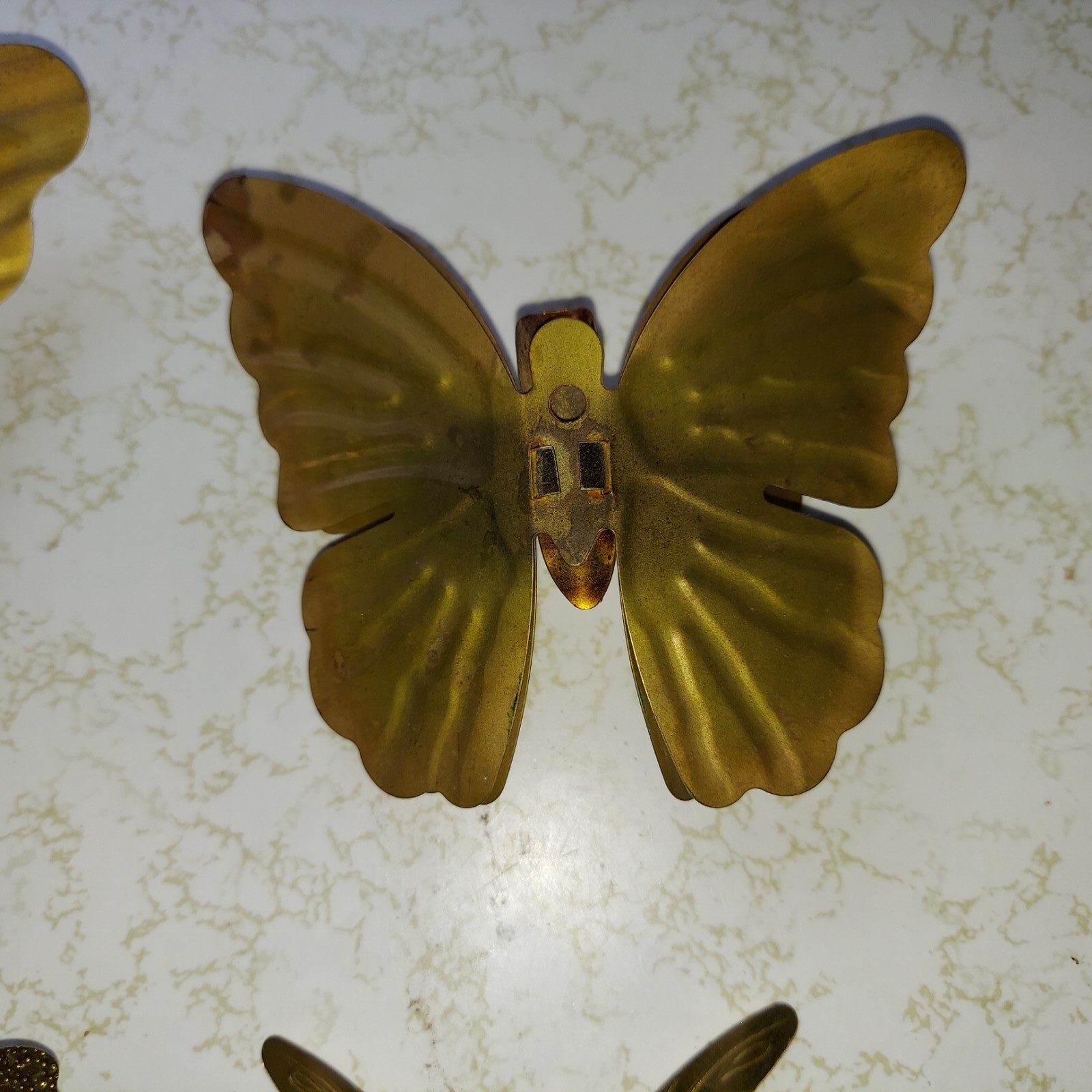 4 VINTAGE METAL WALL ART BUTTERFLIES LARGE AND SMALL, PRETTY AND READY TO HANG