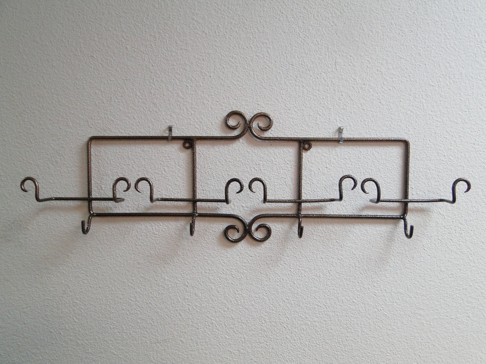 Bard’s Horizontal Antique Gold Metal Display Rack for Four Cup & Saucer Sets 26″