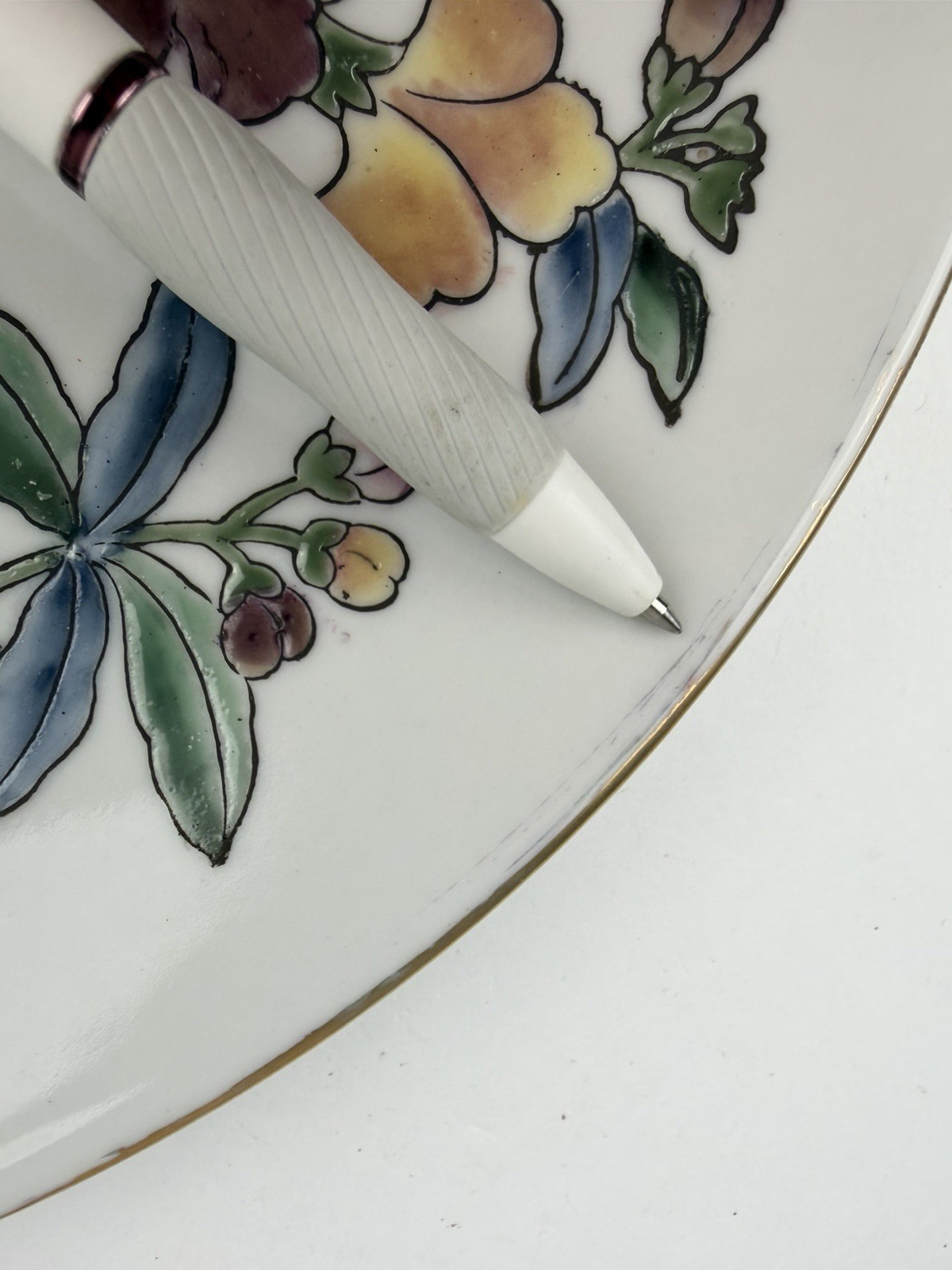 Vtg. Chinese Canton Style Porcelain Rose Floral Decorative Plate 10-1/2 in.