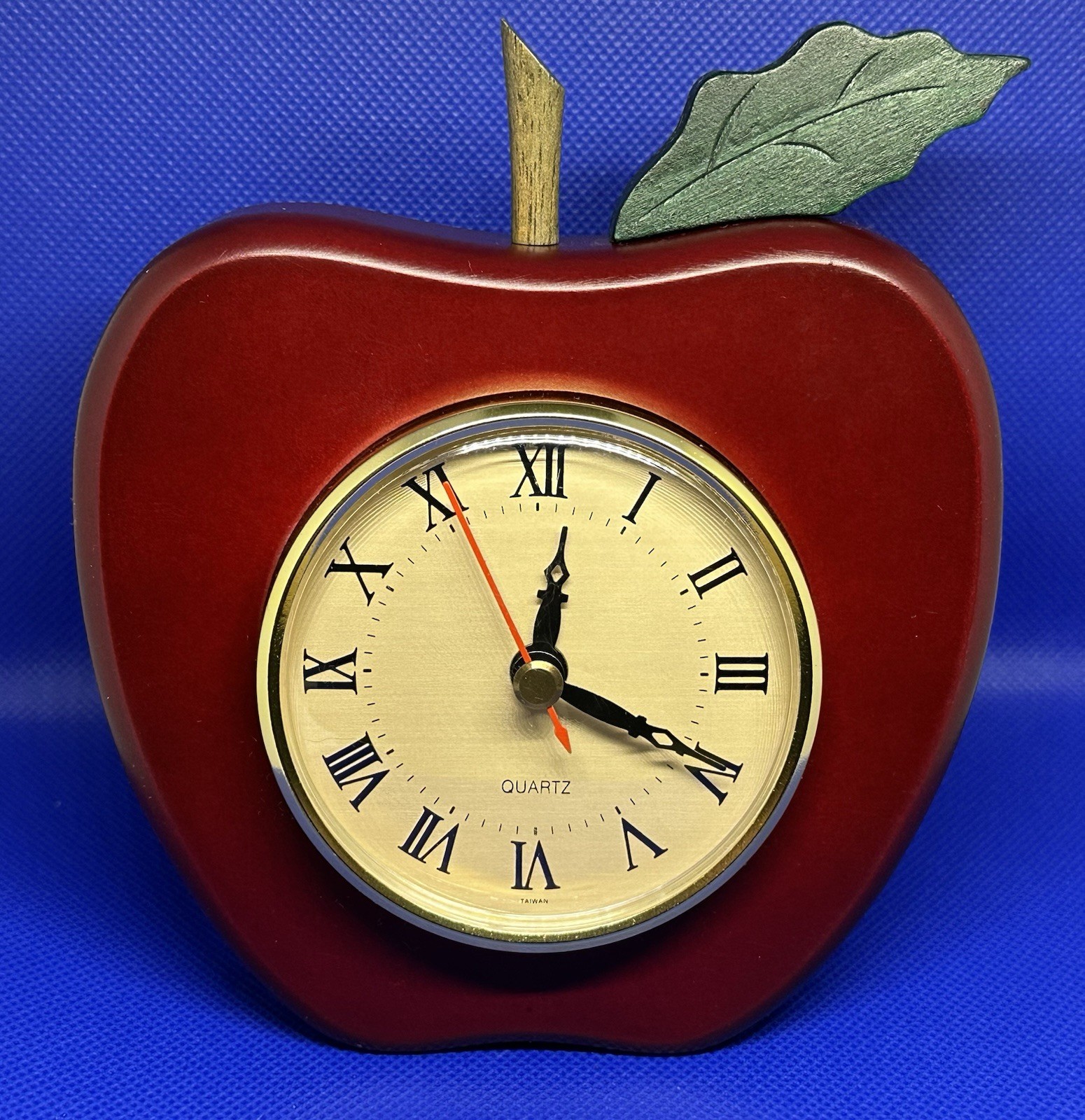 apple wall clock 5”x6” Quartz Tested