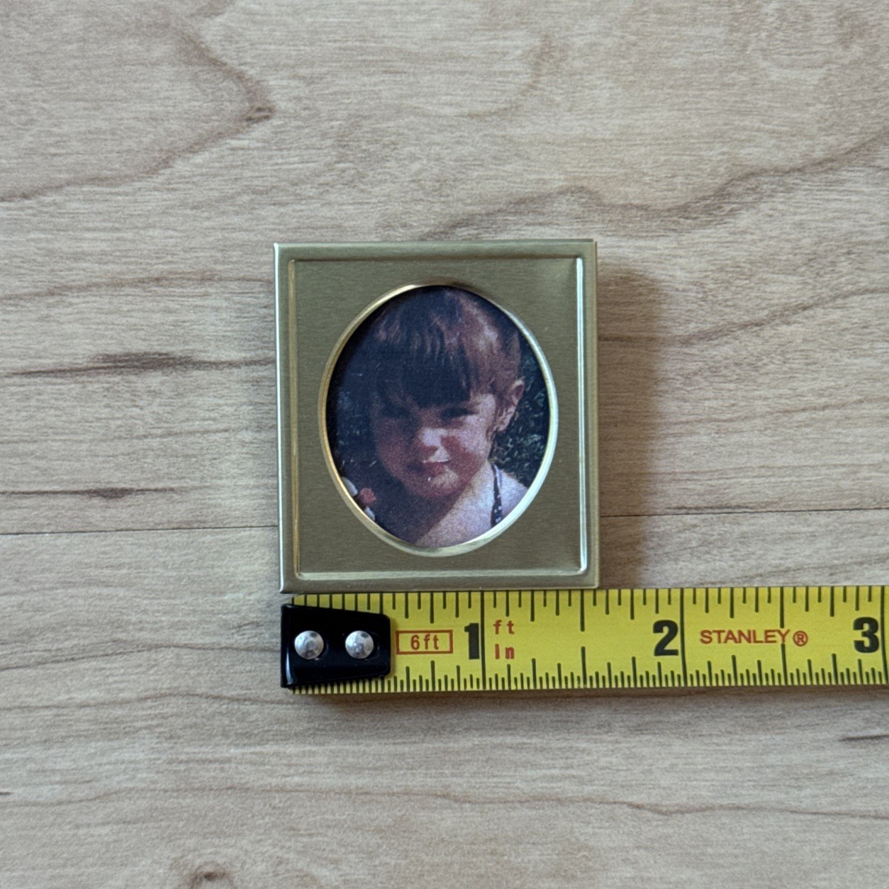 VINTAGE MINI STANDING GOLD TONE PHOTO GLASS PICTURE FRAME PATA MCM OVAL 1.5×1.5”