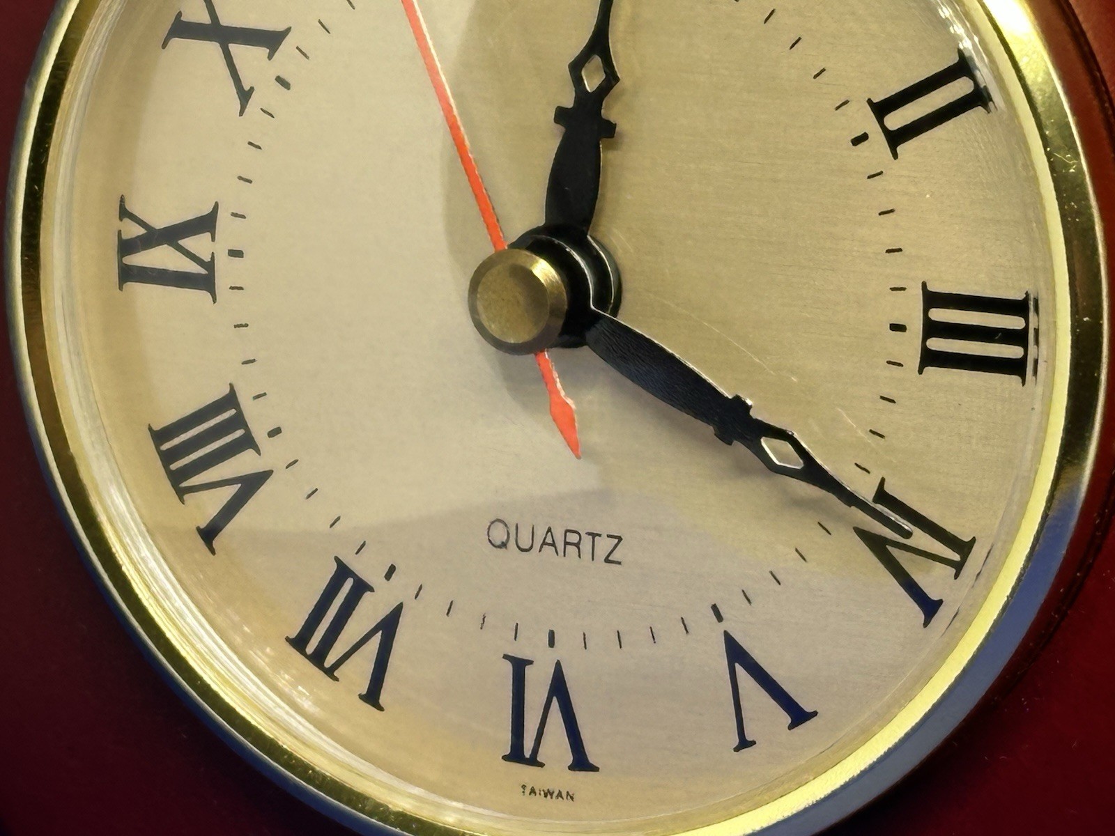 apple wall clock 5”x6” Quartz Tested