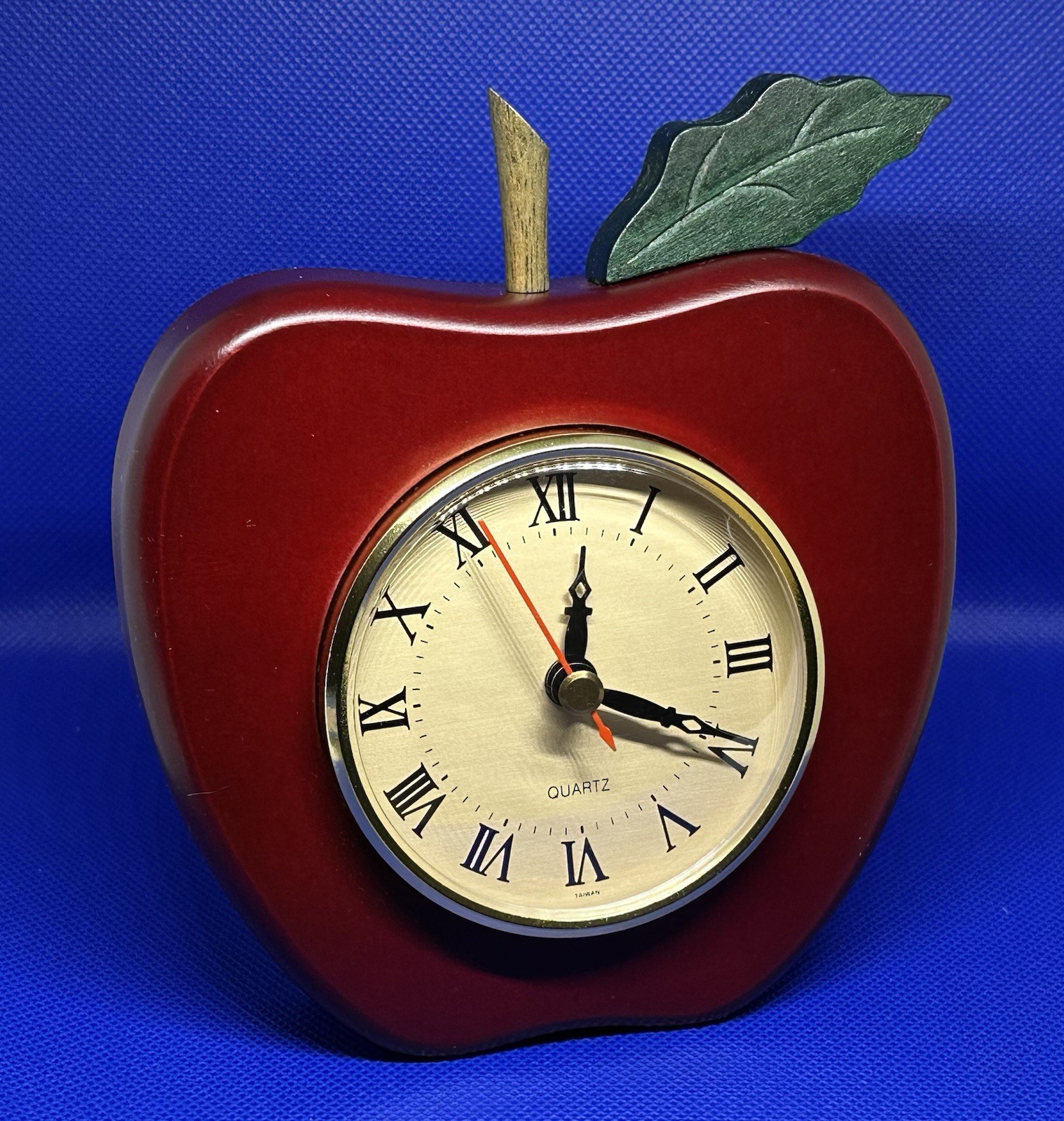 apple wall clock 5”x6” Quartz Tested
