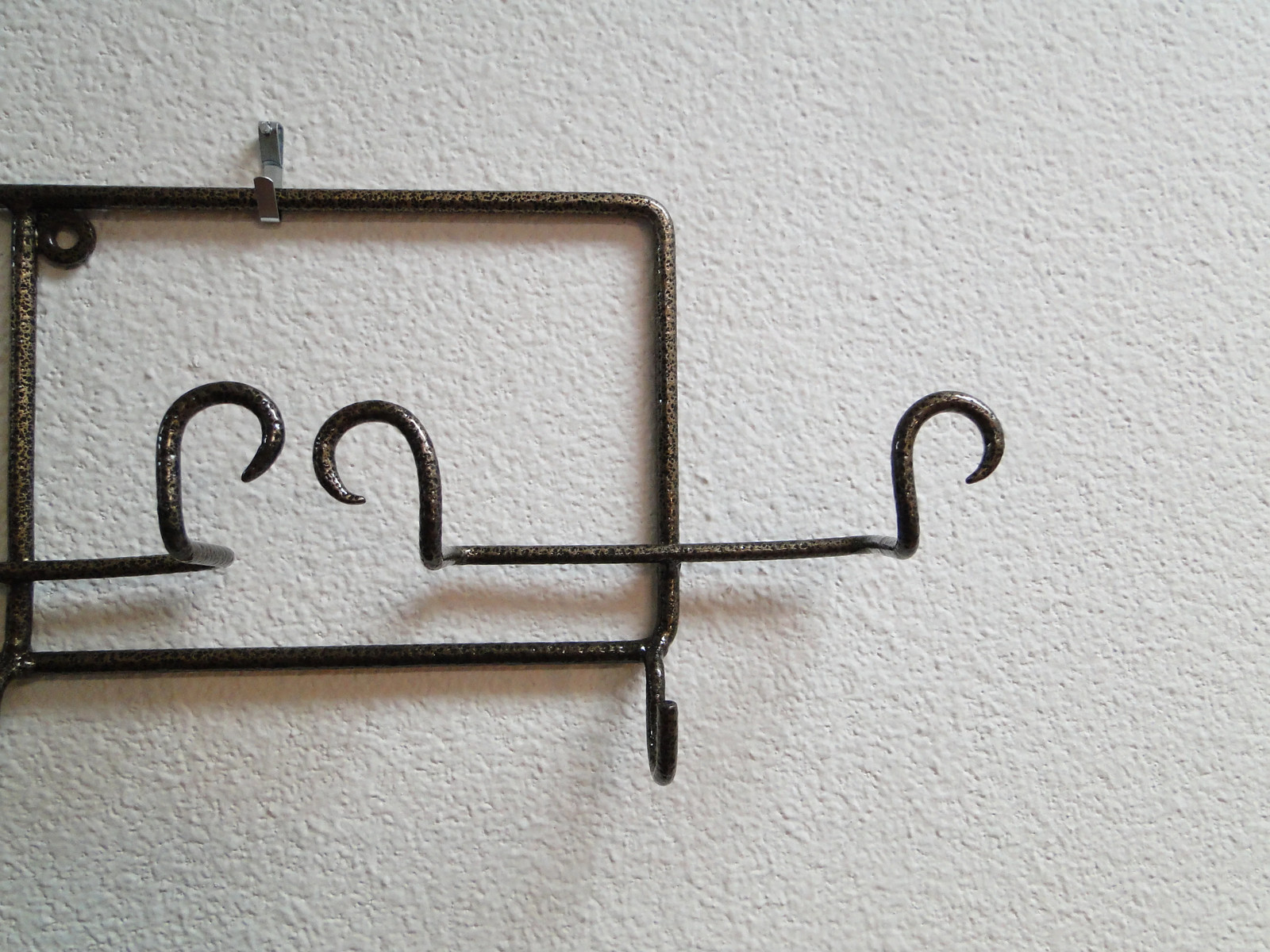 Bard’s Horizontal Antique Gold Metal Display Rack for Four Cup & Saucer Sets 26″