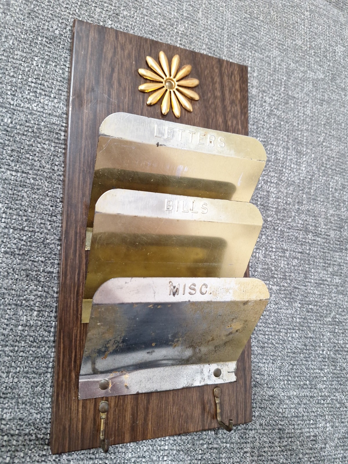 VINTAGE MAIL HOLDER LETTER MCM STYLE KEYS ORGANIZER METAL WALL MOUNT
