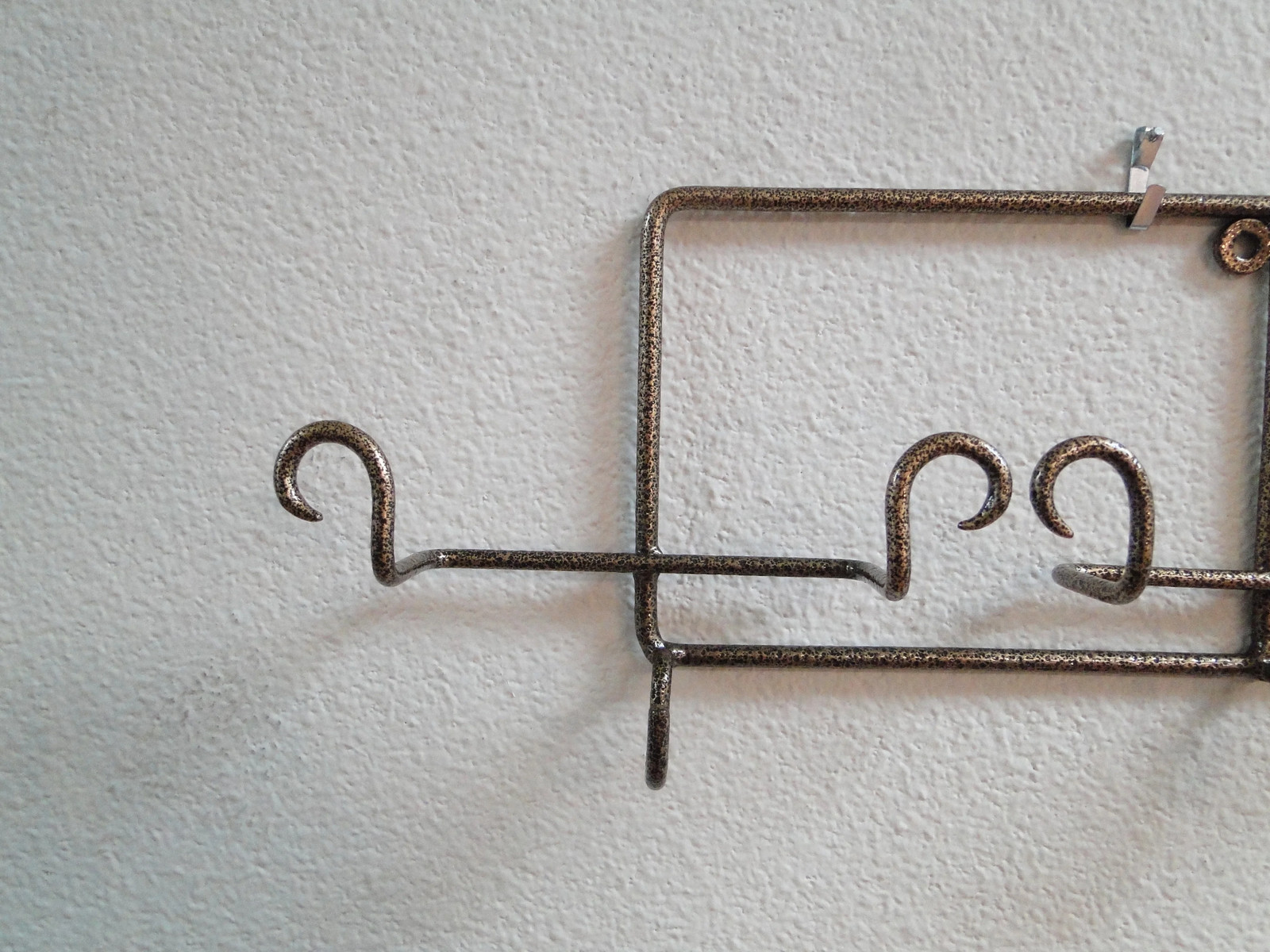 Bard’s Horizontal Antique Gold Metal Display Rack for Four Cup & Saucer Sets 26″