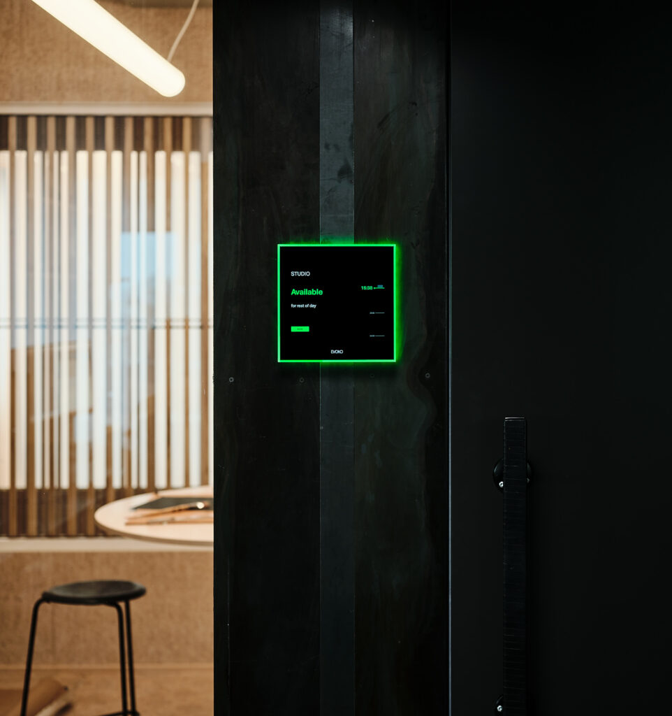 Evoko Naso monterad mot svart metallvägg på Haus i Västerås