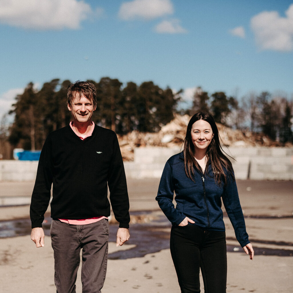 Två kommunikatörer från VafabMiljö på anläggningen i Gryta, Västerås