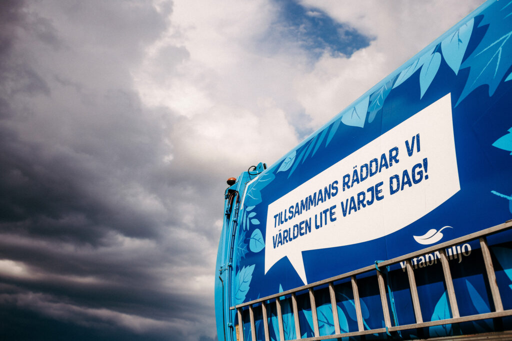 VafabMiljös bil med budskapet Tillsammans räddar vi världen lite varje dag