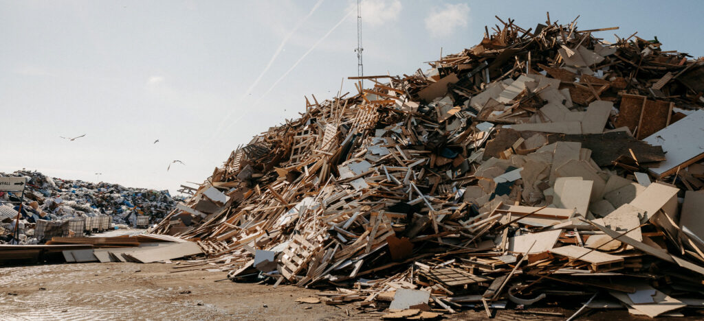 Stor hör med återvunnet trämaterial på Vafabmiljös anläggning